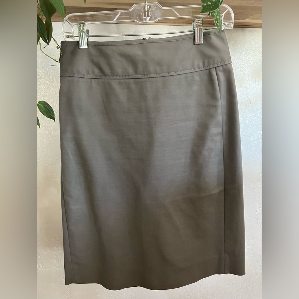 Gap Pencil Skirt. Gray/Taupe Color. Great Quality. Stretchy/Comfortable.